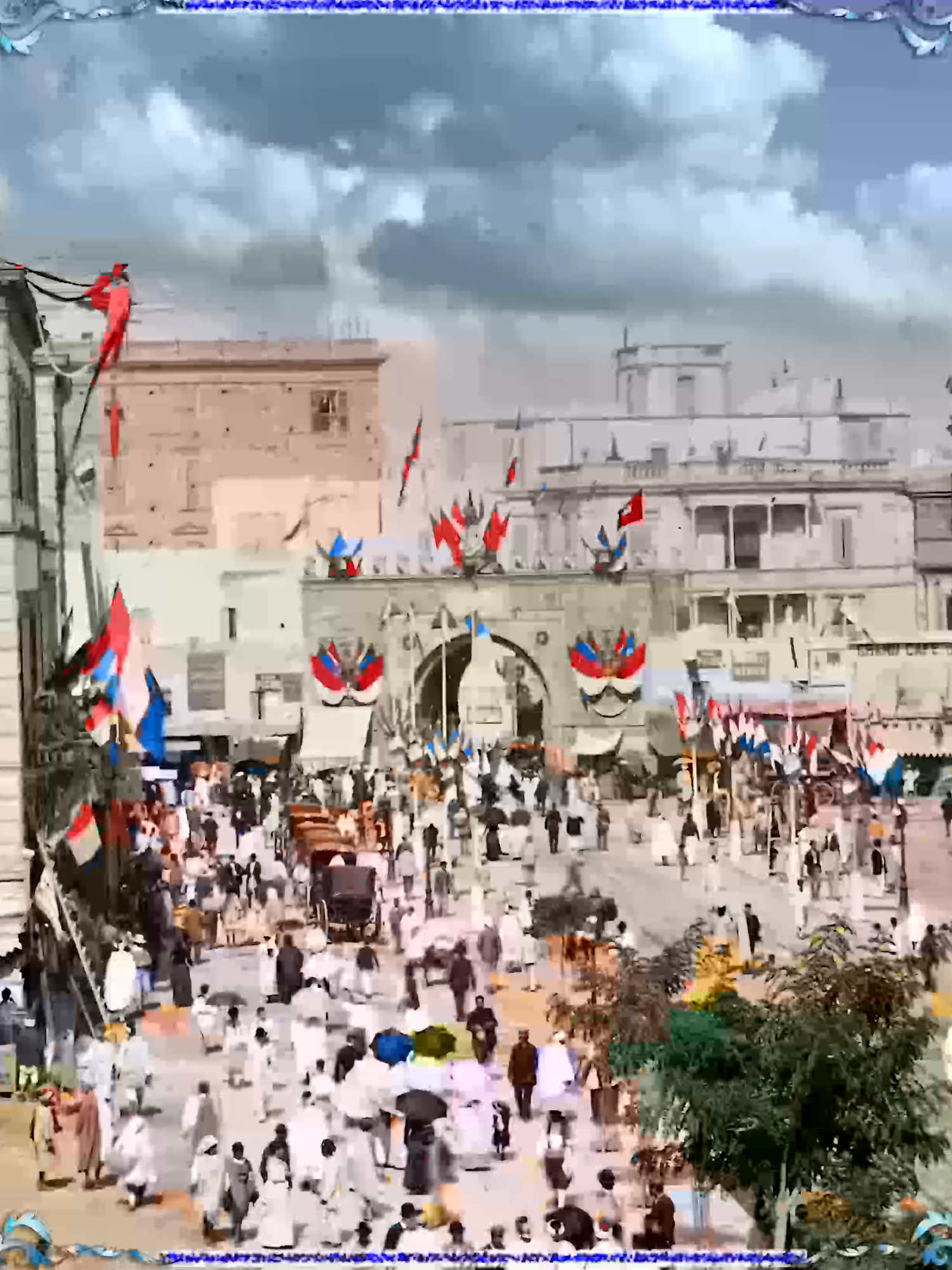 En ce jour d'été, vers 1880, l’avenue de France à Tunis s’anime doucement sous le ciel éclatant de juillet. À l’allure majestueuse de cette large artère, bordée d’élégantes arcades inspirées des rues parisiennes, vient s’ajouter le spectacle vivant des passants qui vont et viennent, mêlant civils locaux, Européens expatriés et marchands ambulants. Non loin, la porte de Bab Bhar, également appelée porte de France, garde l’entrée de la médina. Cette arche imposante en pierre, monument historique, se détache contre le bleu du ciel, marquant la limite entre l’ancien quartier traditionnel et les extensions plus modernes de la ville. Le long de l’avenue, les boutiques s’enchaînent sous les arcades, véritables écrins où s’exposent tissus colorés, épices, ustensiles et objets venus d'Orient et d’Occident. L’animation est vive : des commerçants accueillants appellent les passants, les chariots circulent, des éclats de conversations en plusieurs langues se mêlent au bruit des sabots et des pas sur le pavé. Les habitants et visiteurs profitent du début de soirée, flânant, échangeant des nouvelles ou simplement appréciant la fraîcheur relative qui descend avec le crépuscule. Le 14 juillet ajoute à cette atmosphère une légère effervescence, mêlant la tranquillité d’un soir tunisien à l’écho lointain des célébrations liées à la France, encore très présente dans cette capitale qui se modernise peu à peu sous l’influence européenne.