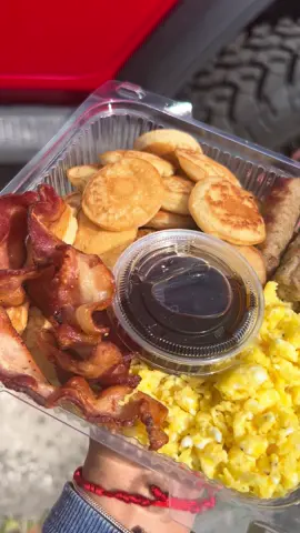 Cuando el desayuno se pone serio: bacon, huevo y mini pancakes con syrup 🔥🤤 Desayuno que se antoja hasta de almuerzo 😍🥞🍳🥓 ¿Tú de qué team eres?  #bacon #desayuno #almuerzo #foryou 