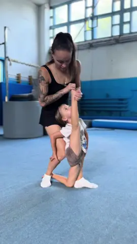 Zara 😍✨ #stretching #acrobaticgymnastics #flexiblegirl 