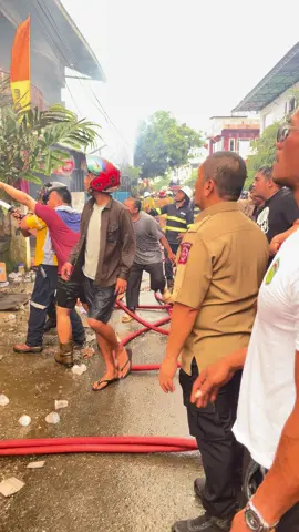 Kebakaran sorowako bapak Bupati luwu timur Irwan Bachri Syam berada di lokasi kebakran#soroako#luwutimursulawesiselatan 