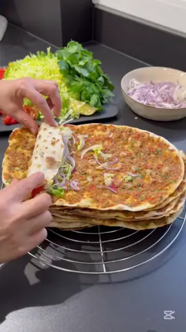 Lahmacun 🌯 Tariften 25 tane çıkıyor Hamuru için: 2 su bardağı su 1 su bardağı süt Yarım çay bardağı sıvı yağ 1,5 tatlı kaşığı tuz 1 tatlı kaşığı şeker 1kg un İç malzeme: 700g tek çekimlik yağlı kıyma 2 adet kuru soğan