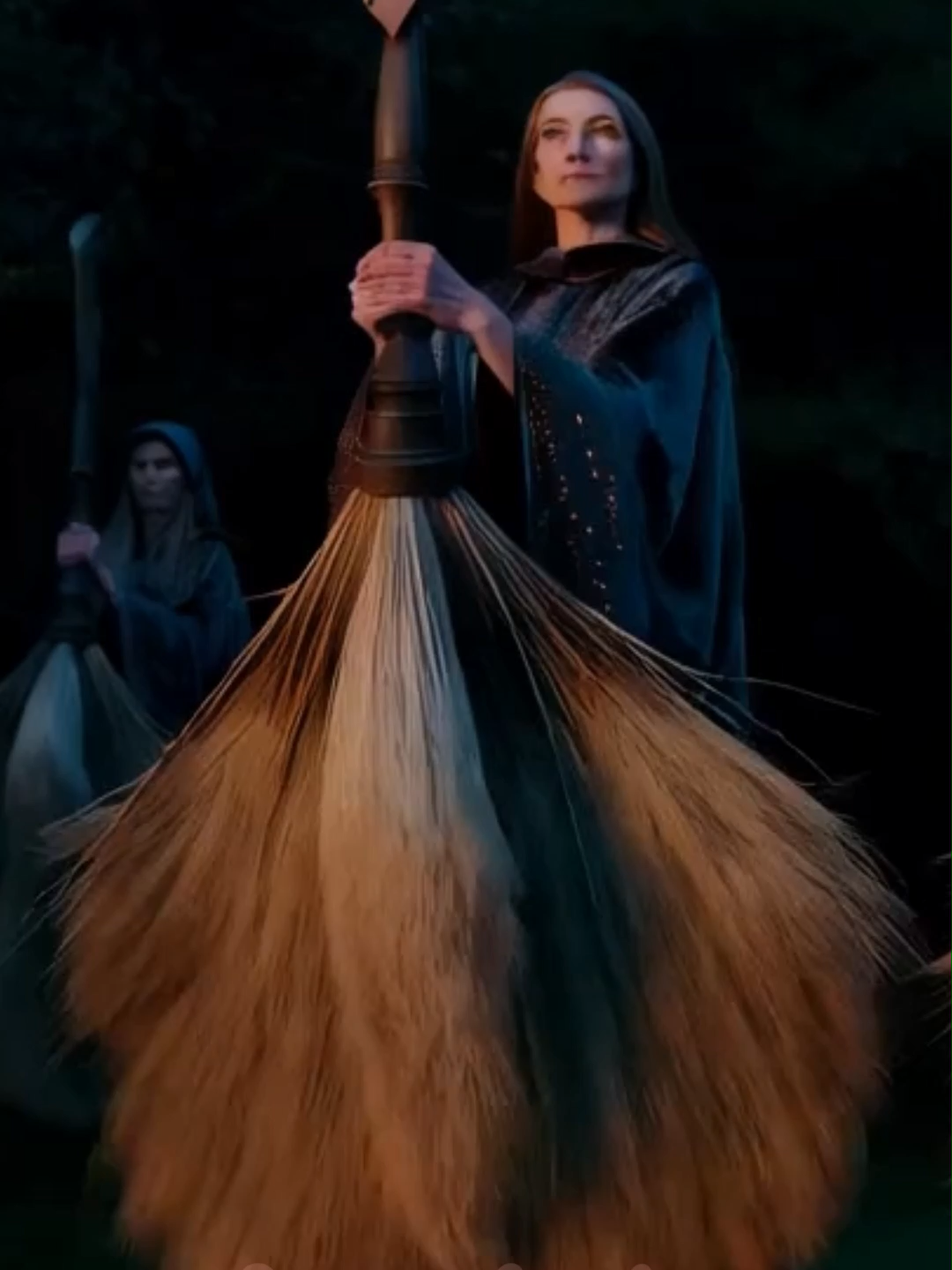 🌑🍃🧹 Some brooms weren’t carved — they were grown. In Celtic folklore, witches rode “green brooms” woven from living branches, still heavy with leaves and roots. Each leaf carried whispers from the forest, guiding them through storms, fog, and moonlit skies. The fresher the broom, the stronger the magic — and some claimed the brooms bloomed flowers mid-flight. 💬 Drop a 🍃 if you’d ride a broom that breathes with the forest. #GreenBroom #ForestFlight #CelticWitchcraft #MoonlitCoven #NatureMagic #WitchPlease #HailuoAI 🌑🍃🧹 Algunas escobas no se tallaban — se cultivaban. En el folclore celta, las brujas volaban en “escobas verdes” tejidas con ramas vivas, aún cargadas de hojas y raíces. Cada hoja traía susurros del bosque, guiándolas entre tormentas, niebla y cielos iluminados por la luna. Cuanto más fresca la escoba, más fuerte la magia — y algunos decían que florecía en pleno vuelo. 💬 Comenta un 🍃 si volarías en una escoba que respira con el bosque. #EscobaVerde #VueloDelBosque #BrujeríaCelta #AquelarreDeLuna #MagiaDeLaNaturaleza #WitchPlease #HailuoAI