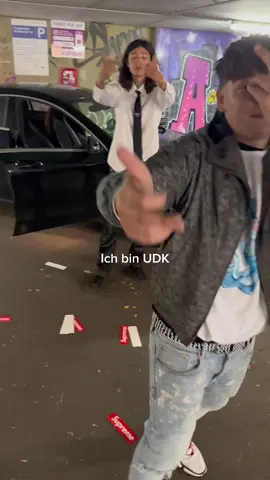tag 1057 in mein outfit neuer Song out now 🍽️🍽️🎼😅😅💯  Ja wir drehen 💯  #lillondon #pradavertrag #kasimir1441 #neuemusik 