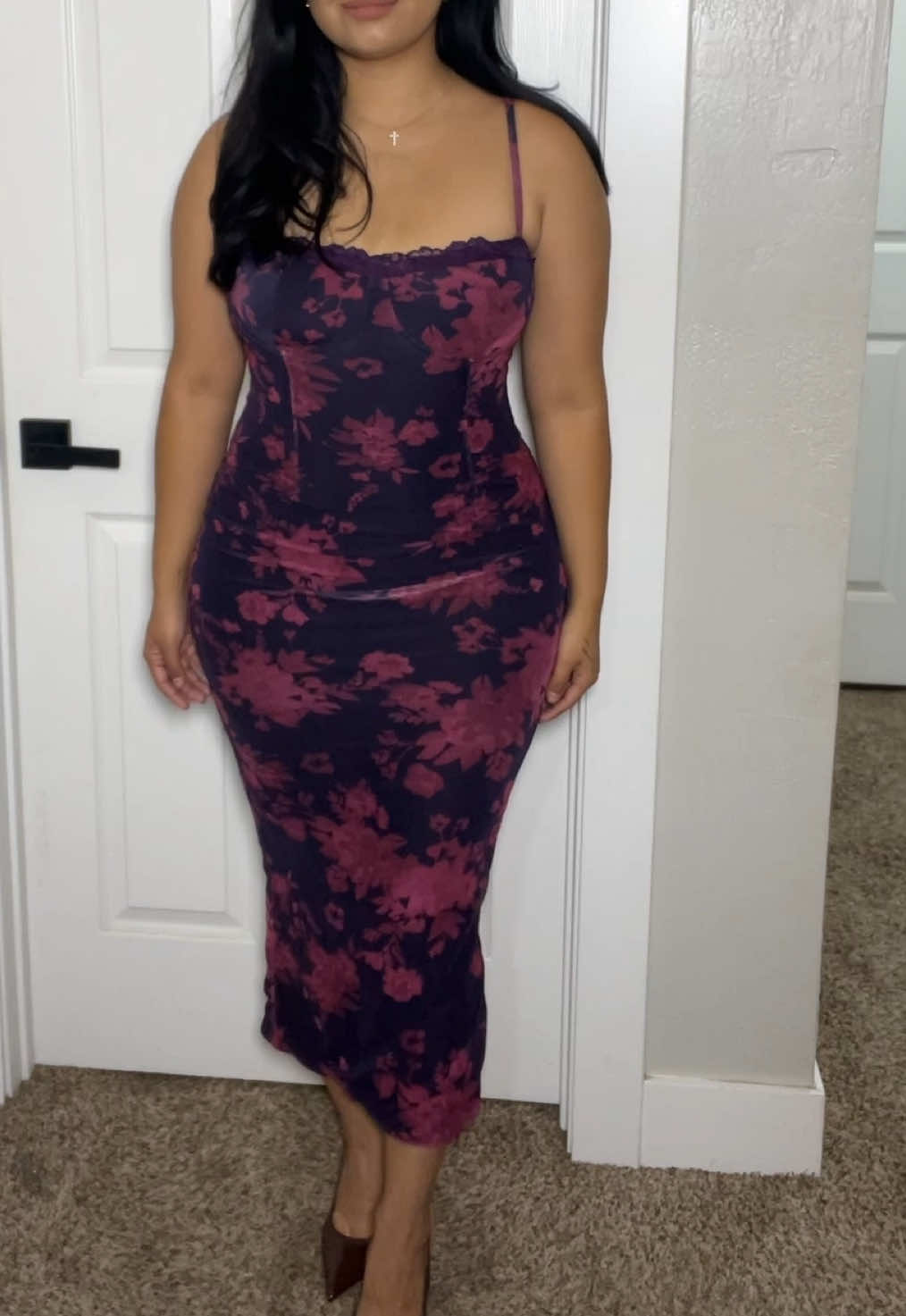 Hi girlies 🎀 this dress screams fall with the beautiful color combo of deep purple and blue 🙂‍↔️✨ This dress would be perfect for any upcoming wedding event  @CHYRII  #weddingguestdress #falldress #fashion #midsizefashion #fashioninsp 