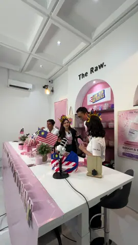Sangat besar tanggungjawab malam tadi. Minta maaf buat semua peminat BASS & LORI atas segala kekurangan yang telah terjadi sepanjang live.  I’m having so much fun with all The Raw. @The Raw.™ Skin @The Raw.® Cosmetic team & all our Ikon Merdeka @Syed Saddiq @Bella Astillah @Spacedollah @CEO The Raw tonight 🫰🏻  Producer will do better for next live i promise in shaa Allah 🥰 Jangan serik untuk support & join live kami lagi 😘 #teambass #teamlori #teamufo ##kulitsihatdengantheraw
