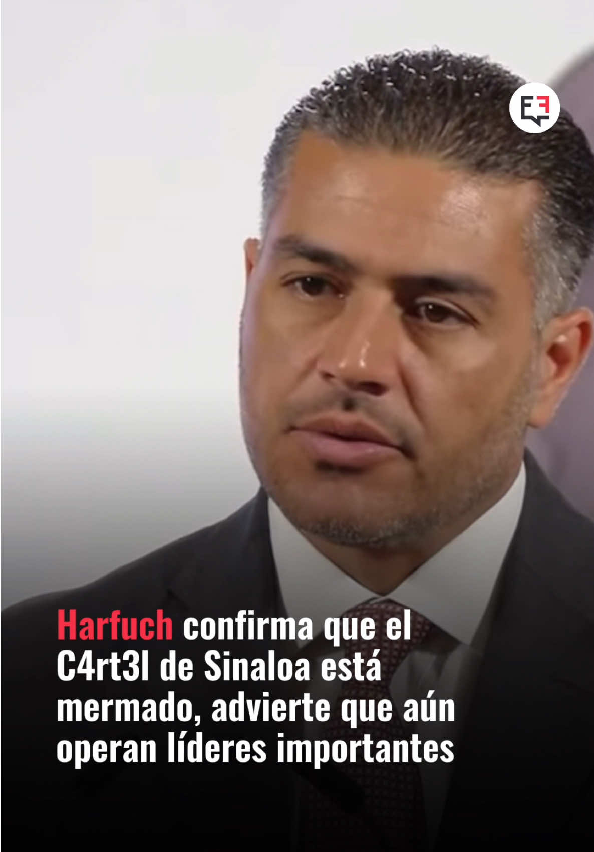El Secretario de Seguridad Ciudadana, Omar García Harfuch, informó que el c4rt3l de Sinaloa aún no está extinto y explicó que esta organización nunca tuvo un solo líder, sino que está conformada por varias ramas encabezadas por figuras como ‘El Mayo’, ‘El Chapo’ y sus hijos. Harfuch subrayó que, aunque algunas facciones del cártel han sido mermadas, persisten células activas y líderes delictivos relevantes que continúan operando y que están pendientes de ser detenidos.  #ElFacto #ElFactonoticias #Noticias #OmarGarcíaHarfuch  #ElMayo