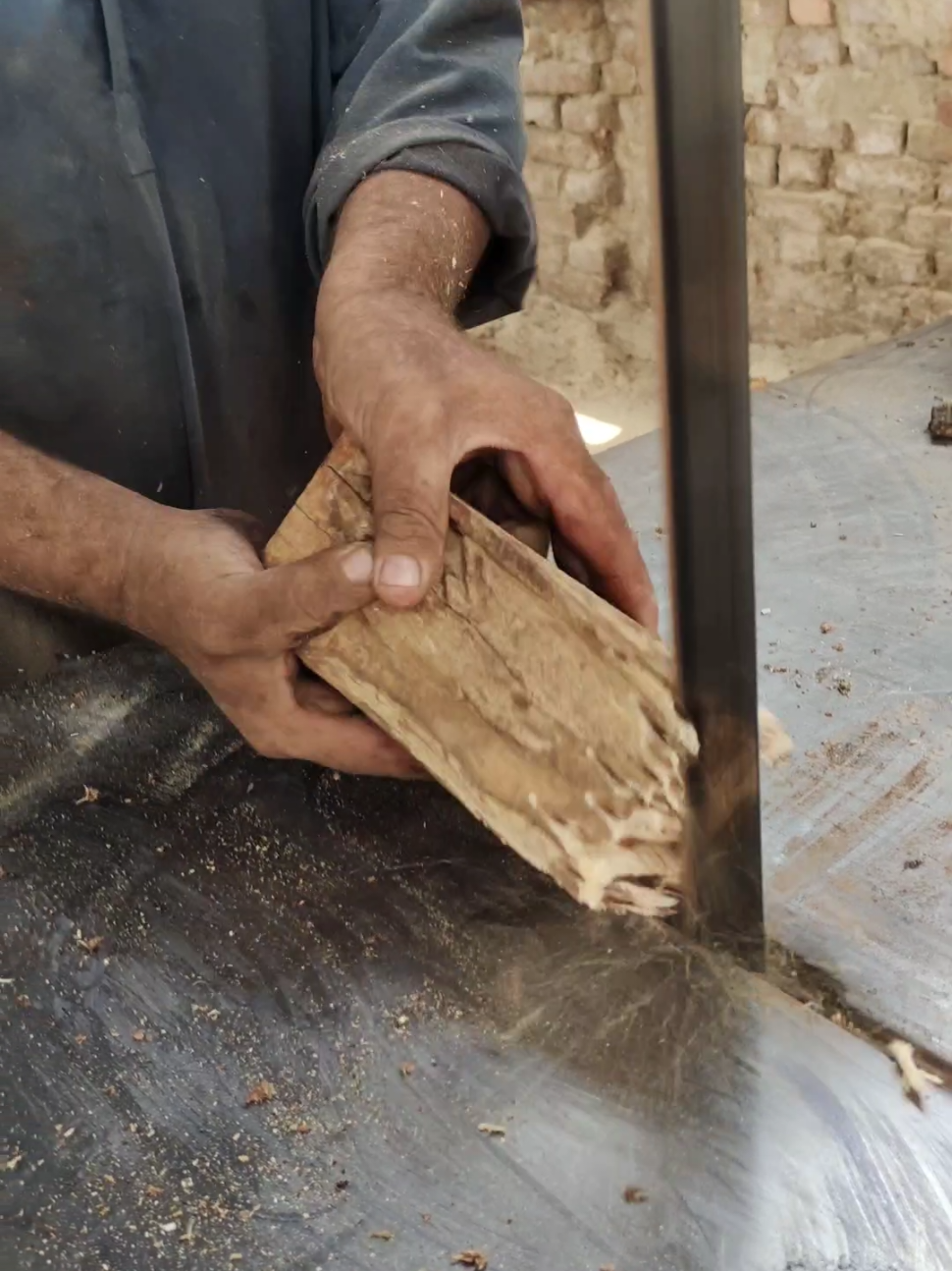 how to clean a  wood cutting machine blade teeth  blade cleaner clean blade teeth #foryou #woods #woodworking #tik_tok #gaguwoods 