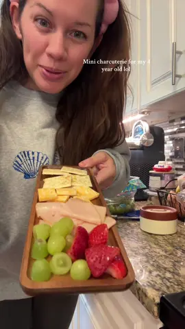 Making snack time fun one cute board at a time lol!! #charcuterie #kids #charcuterieboardsoftiktok #SnackTime 
