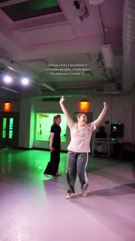 I accomplished so many goals this summer….sold out classes, social media milestones, the biggest amount of studios I’ve worked with to date. But the way I get to connect with all of you every time is by far my favorite part 🥹🫶 let’s dance this FALL! #choreographer #dancechoreography #dancechoreographer #danceclass #choreography 