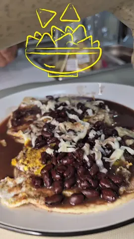 La primera Salsa Húngara que probamos 🫣😱😱  Que rollo dientones fuimos a @Salseli  un lugar donde combina el sazón del sur con el sazón del norte!  📍 Ubicados en la Ave universidad y Deza Ulloa. 🕛 Abren de Lunes a Sábado de 8:00am a 4:00pm y de 6:00pm a 9:00pm  💳💵 Tienen pago con tarjeta y efectivo.  Así que ya sabes guarda este video visitalos pero sobre todo diles que eres #debuendientecuu #cuu #desayunos #chihuahuamexico #foodies 