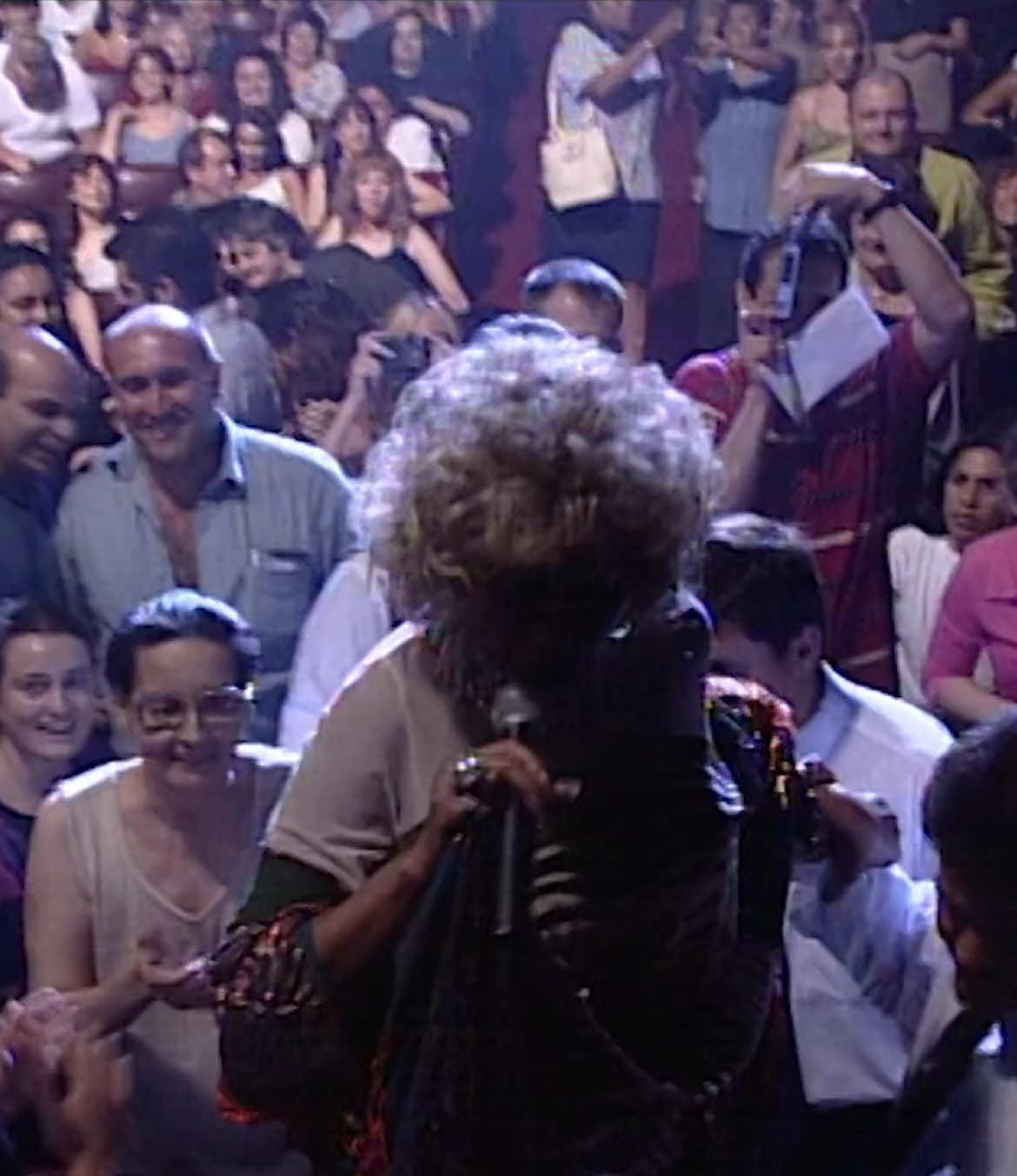 Celia (usando una vestida del gran diseñador, Jean Paul Gaultier) hace su gran entrada al escenario del famoso Teatro Gran Rex de Buenos Aires en Argentina en concierto con Aníbal López y su orquesta el 14 de enero de 2000. #celiacruz #parati #foryoupage #tiktokmexico #tiktokpuertorico 