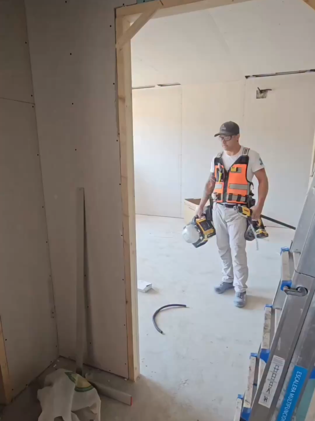It’s Wednesday. We’re in work mode 🔥 @drywallrioja showing how the pros do it: Hang the plate. Then hit the whole perimeter from the ground — fast and easy. Innovation lives on site. #drywalllife #DiamondbackToolbelts #drywalltok #setupcheck #jobsitegear #constructiontok #handymantips #buildertok #tradesmanrig
