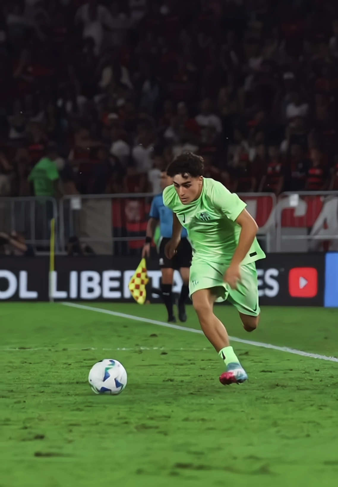 منو يعرف اسم اللاعب؟#برشلونة #fyp 