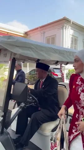 Mengenakan pakaian adat yang elegan, Menko Pangan Zulkifli Hasan hadiri upacara 17 Agustus bersama Presiden.  Bukan sekadar seremoni, tapi wujud nyata dedikasi beliau terhadap kedaulatan bangsa, khususnya di bidang pangan. #zulhas #zulkiflihasan #partaiamanatnasional #pan #17agustus 