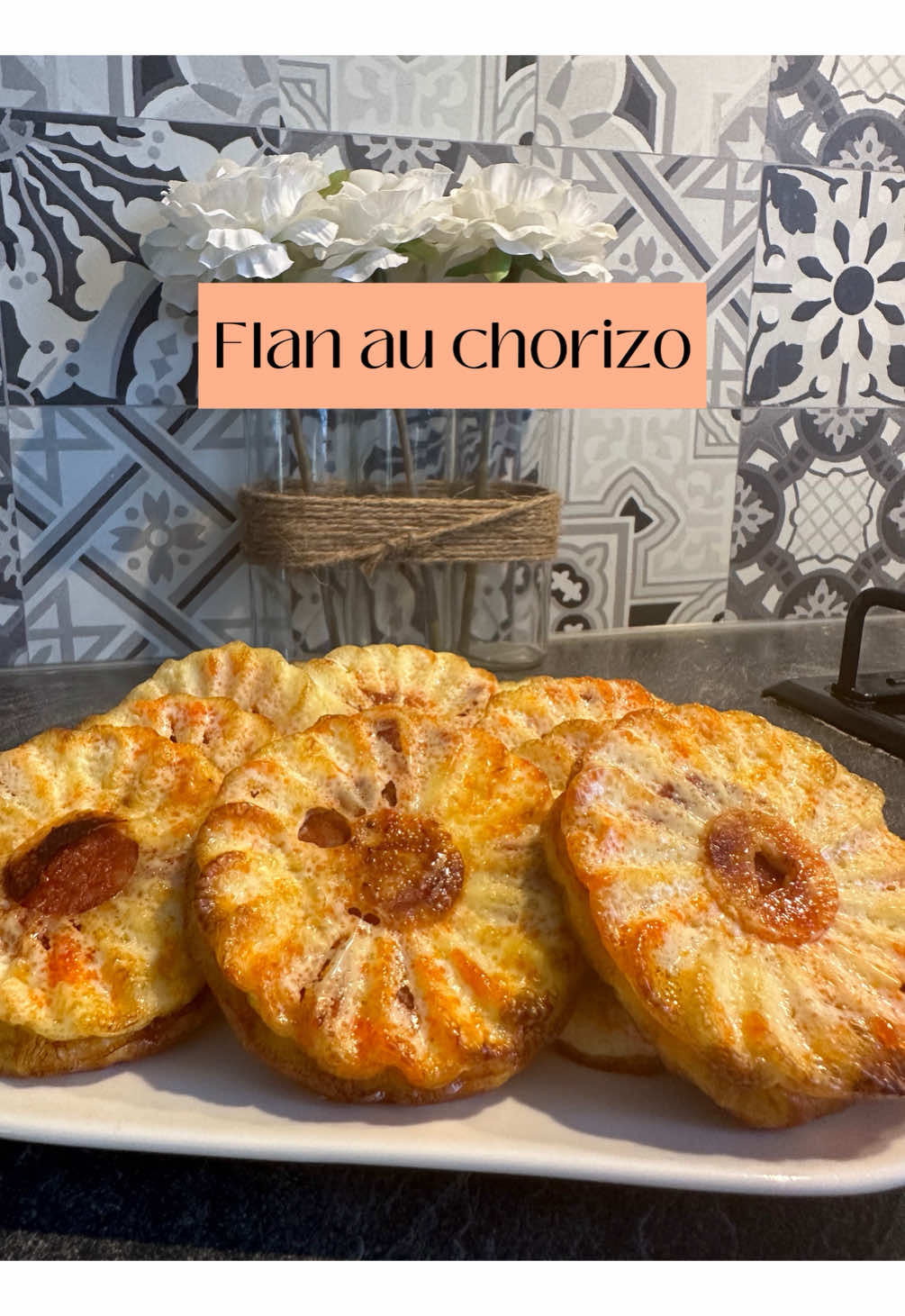 Un flan salé qui change de l’ordinaire 🤩🔥 Flan au chorizo, rapide, gourmand et parfait pour l’apéro ou un repas léger ! Tu goûtes ?#recettefacile#ideerecette#chorizo #FoodTok #recetterapide 