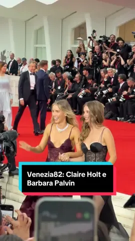 Claire Holt e Barbara Palvin ci hanno già rubato il cuore alla serata d’apertura di #Venezia82 💖 Oggi i fan di The Originals e H2O saranno contenti🤭 #BiennaleCinema2025 #davedere #claireholt #barbarapalvin 