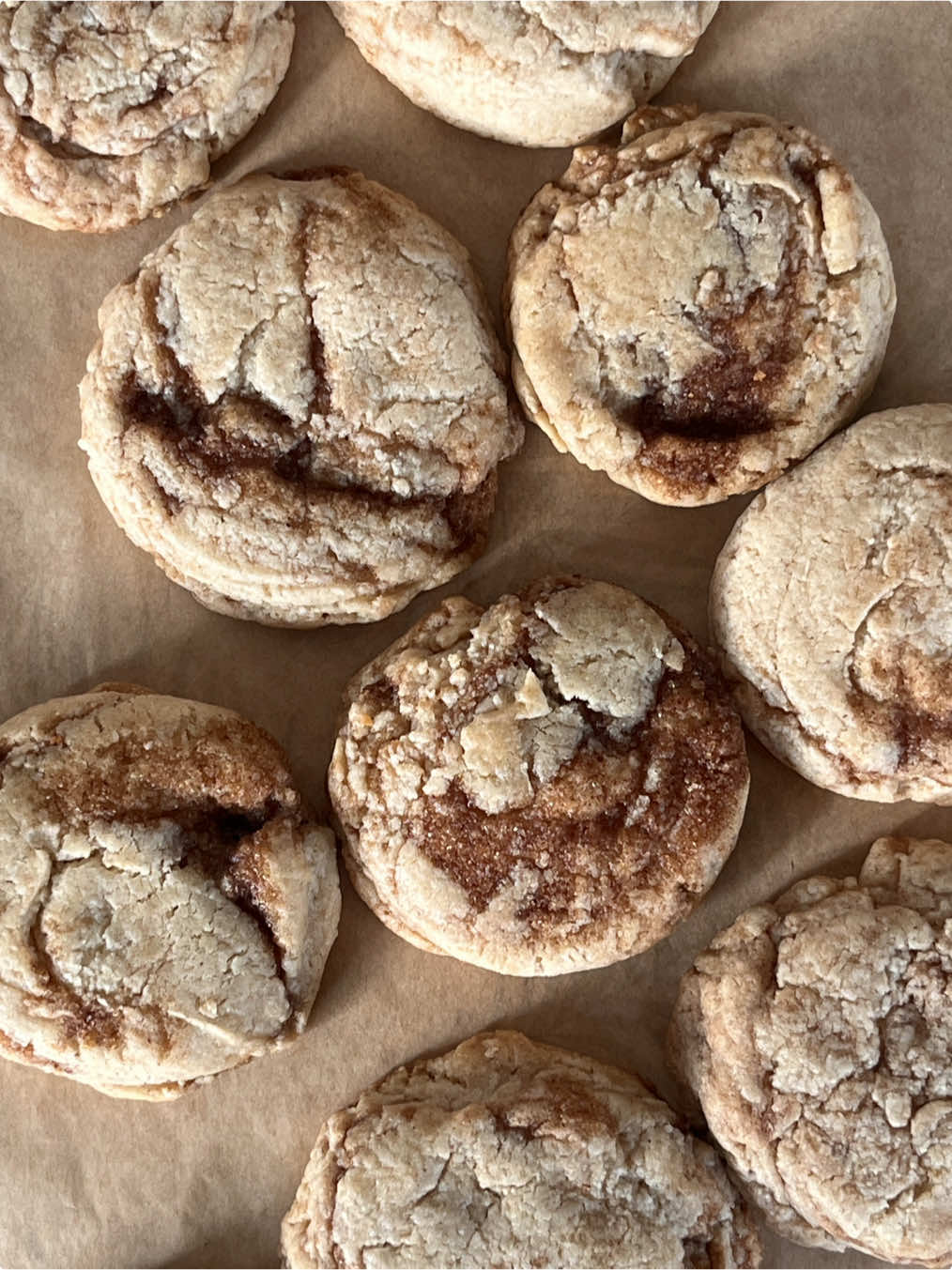 Cinnamon roll cookies 🫶🏼 Για 15 μπισκότα : 170 γρ βούτυρο σε θερμοκρασία δωματίου  150 γρ ζάχαρη  85 γρ τυρί κρέμα  1 κουταλάκι εκχύλισμα βανίλιας  1 κουταλάκι γλυκού κανέλα  280 γρ αλεύρι για όλες τις χρήσεις  24 γρ κορν φλάουρ  1 κουταλάκι γλυκού μπέικιν πάουντερ  1/2 κουταλάκι γλυκού αλάτι  Μείγμα κανέλας : 30 γρ βούτυρο σε θερμοκρασία δωματίου  50 γρ μαύρη ζάχαρη  1,5 κουταλάκι γλυκού κανέλα  •Χτυπάμε καλά το βούτυρο με τη ζάχαρη μέχρι να αφρατέψουν.Προσθέτουμε το τυρί κρέμα,τη βανίλια και ανακατεύουμε.Ρίχνουμε όλα τα στερεά  υλικά και ανακατεύουμε μέχρι να απορροφηθεί το αλεύρι . Σ’ένα άλλο μπολ ανακατεύουμε το βούτυρο,τη μαύρη ζάχαρη και την κανέλα.Ρίχνουμε κουταλιές παντού στη ζύμη για τα μπισκότα και ανακατεύουμε ελάχιστα ώστε να δημιουργηθεί διχρωμία.Βάζουμε σε λαδόκολλα τα μπισκότα και αφήνουμε στο ψυγείο για 15 λεπτά. Ψήνουμε σε προθερμασμένο φούρνο,στους 180 αντιστάσεις για 15 λεπτά περίπου,μέχρι να ροδίσουν οι άκρες,στο κέντρο θα είναι μαλακά αλλά τα αφήνουμε να κρυώσουν στο ταψί και σφίγγουν. Καλή επιτυχία! #cinnamonroll #cinnamonrollcookies #baking #Recipe #asmr 