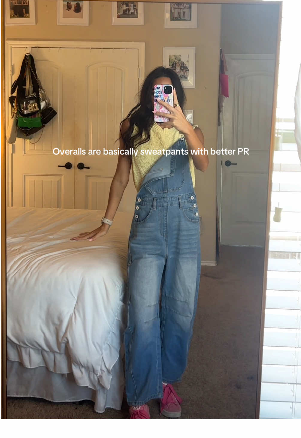 Throwing these on can make you look so chic when you are also just so comfy!! Been loving these! #outfitinspo #outfitideas #OOTD #overalls #barreljeans 