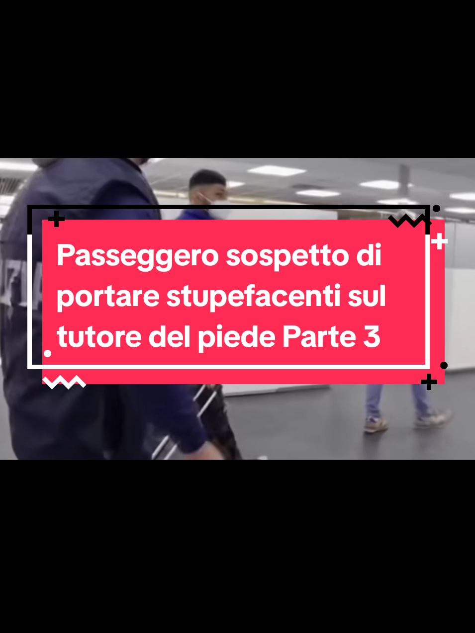 Passeggero sospetto di portare sostanze stupefacenti sul tutore del piede troppo ingenuo cammina e dice che si è fratturato la caviglia una settimana fa #roma #aereoporto #airportsecurity #polizia #carabinieri 