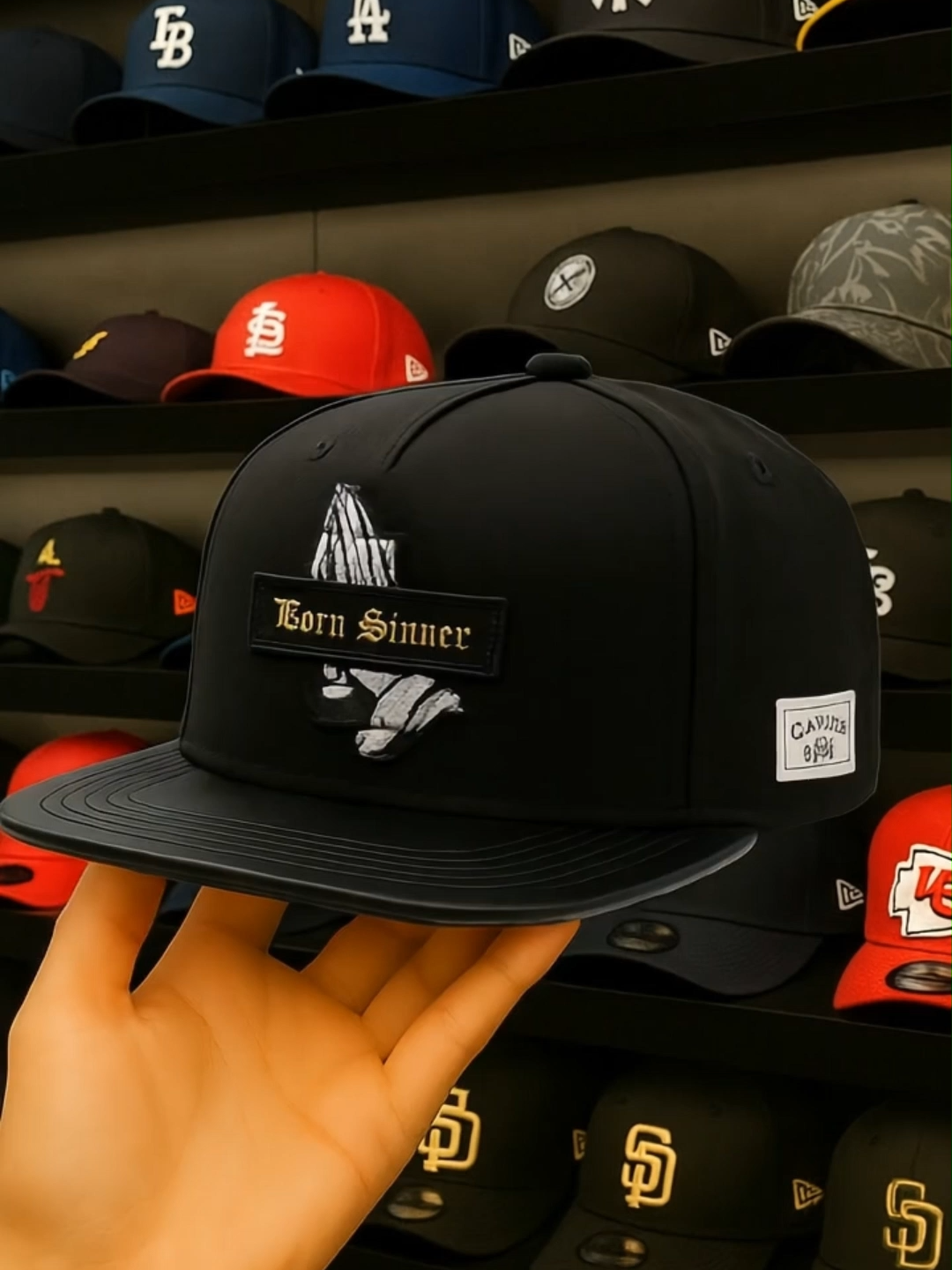 Lo pernah ngerasa outfit udah keren tapi masih kosong di atas? Coba pake Topi Snapback Pria ini 🔥