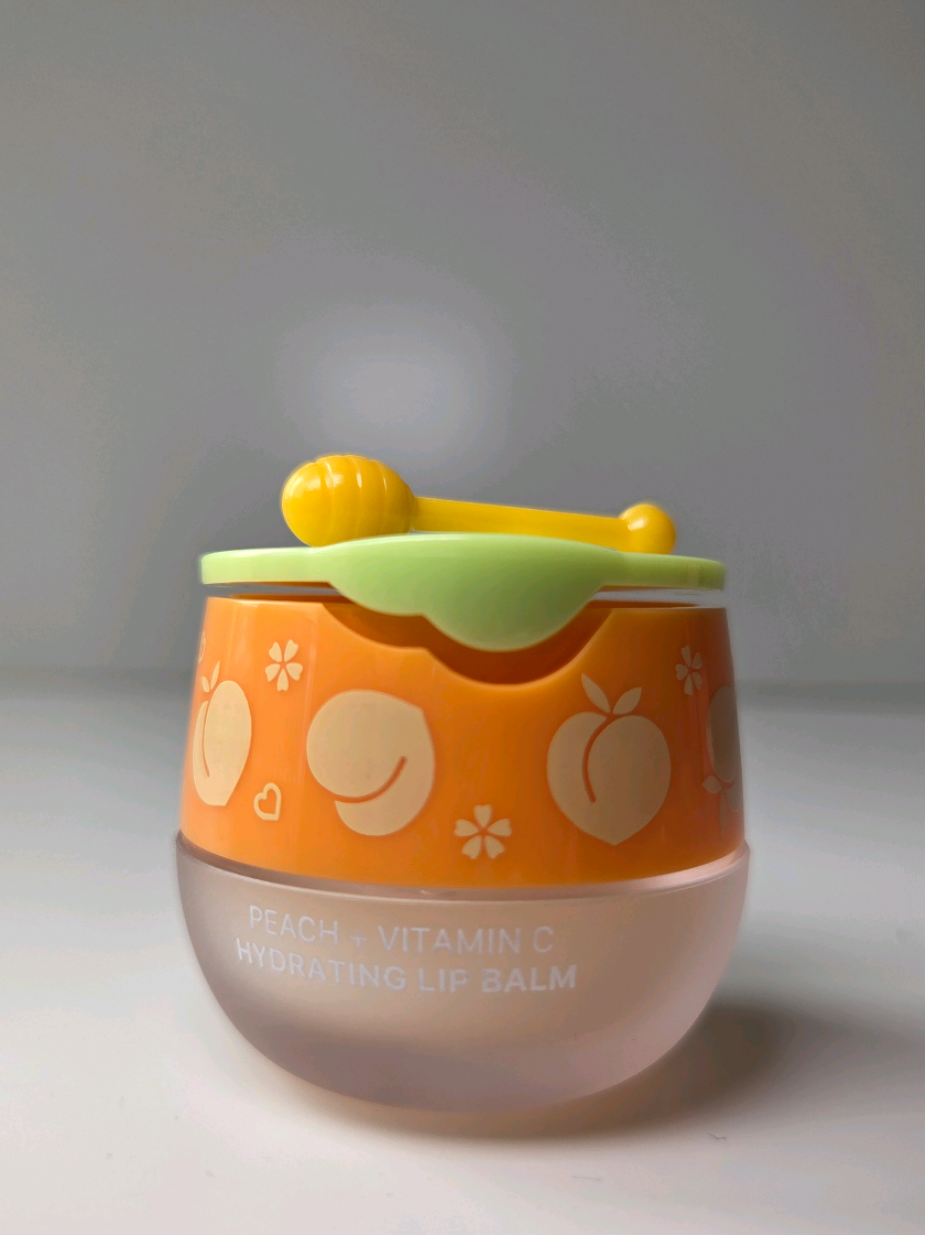 🍯 This is literally so cute! I love the honeycomb applicator idea. 😊 #kbeauty #lipbalm #koreanmakeup #lip #beauty 