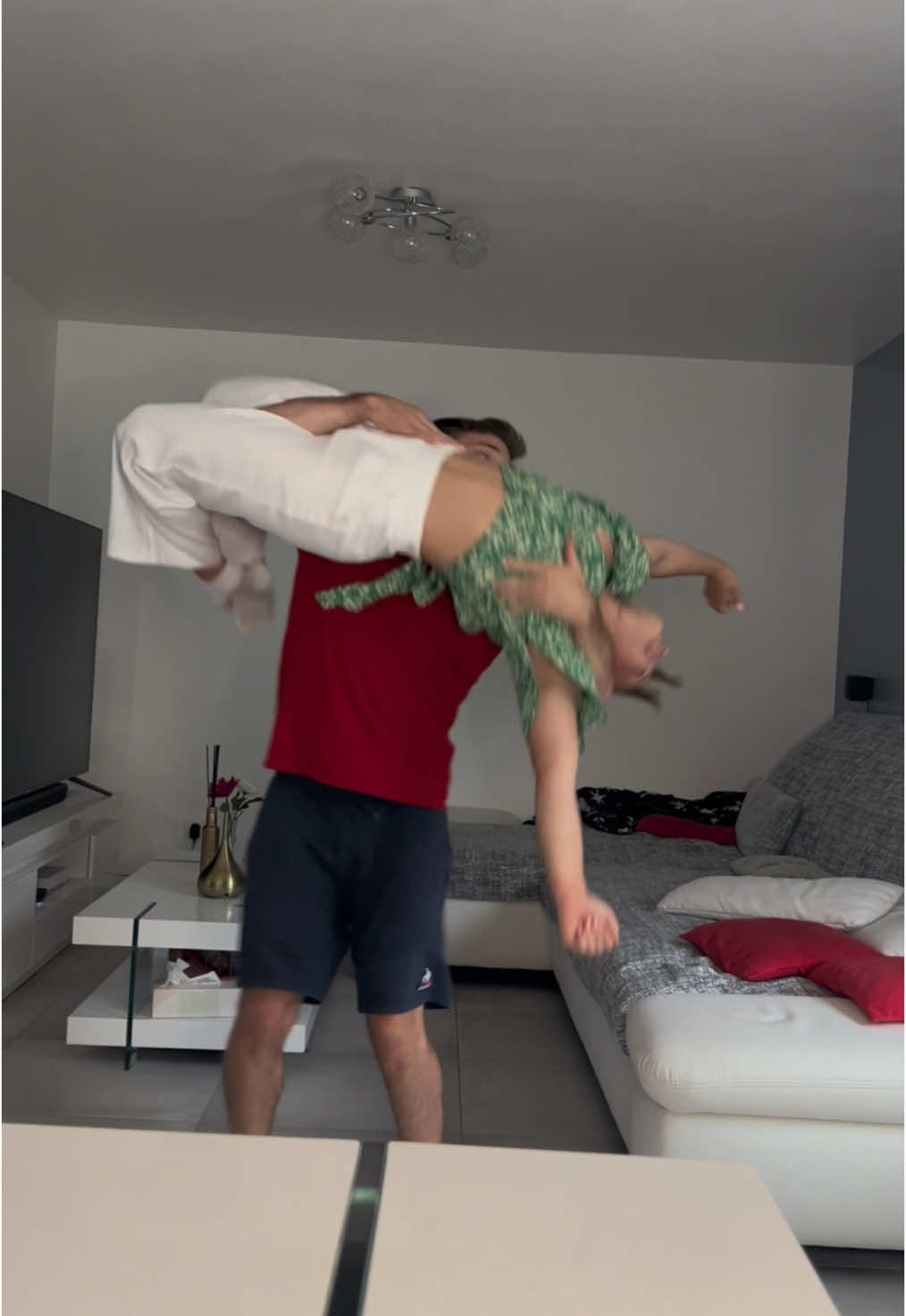 Airplane mode ✈️ @Sébastien Lambert #couplechallenge #airplane #couple 