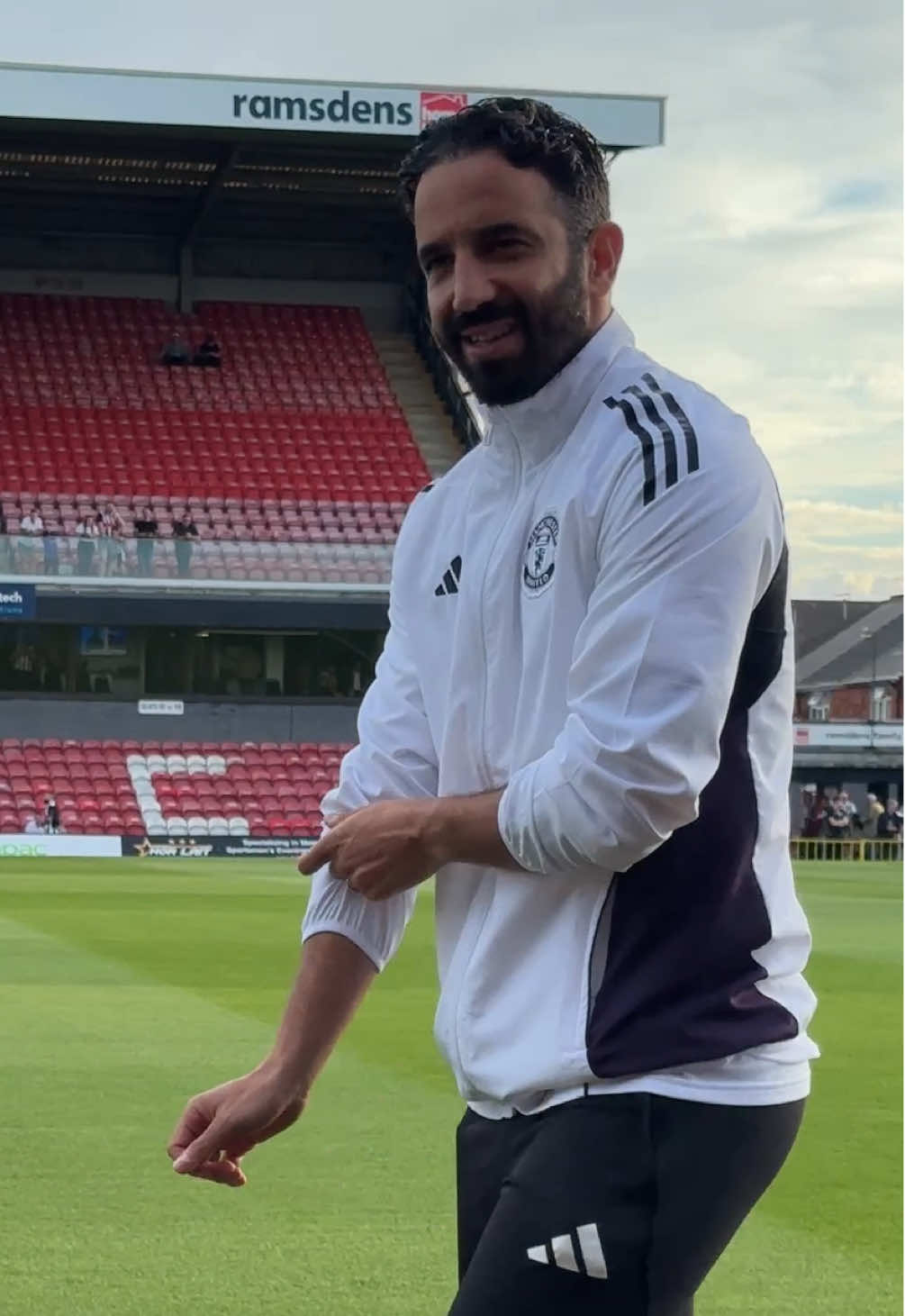 #MUFC arrive at Blundell Park for the Carabao Cup tie against Grimsby. First time for Ruben Amorim at an English ground like this - and a game his team can ill afford to lose