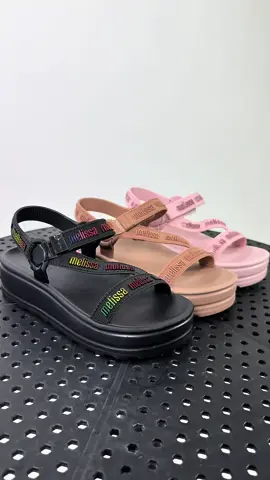 A #MelissaStripesPlatformMLover chegou em três cores incríveis para você colecionar todas 🤭 #Melisseira #Melissa #AmoMelissa 