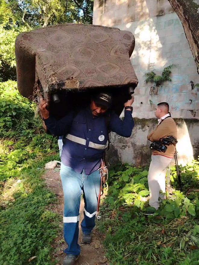Esta mañana, en el marco del Plan Invierno San Salvador Centro 2025, equipos municipales realizaron una limpieza  integral en el Distrito de Mejicanos para reducir riesgos durante el invierno. Limpieza de tragantes y tuberías, chapoda mecanizada, barrido de calles, cunetas y aceras, evacuación de residuos comunes, vegetales y voluminosos como sillones, colchones,  sanitarios y llantas, fueron parte de lo retirado de la zona.