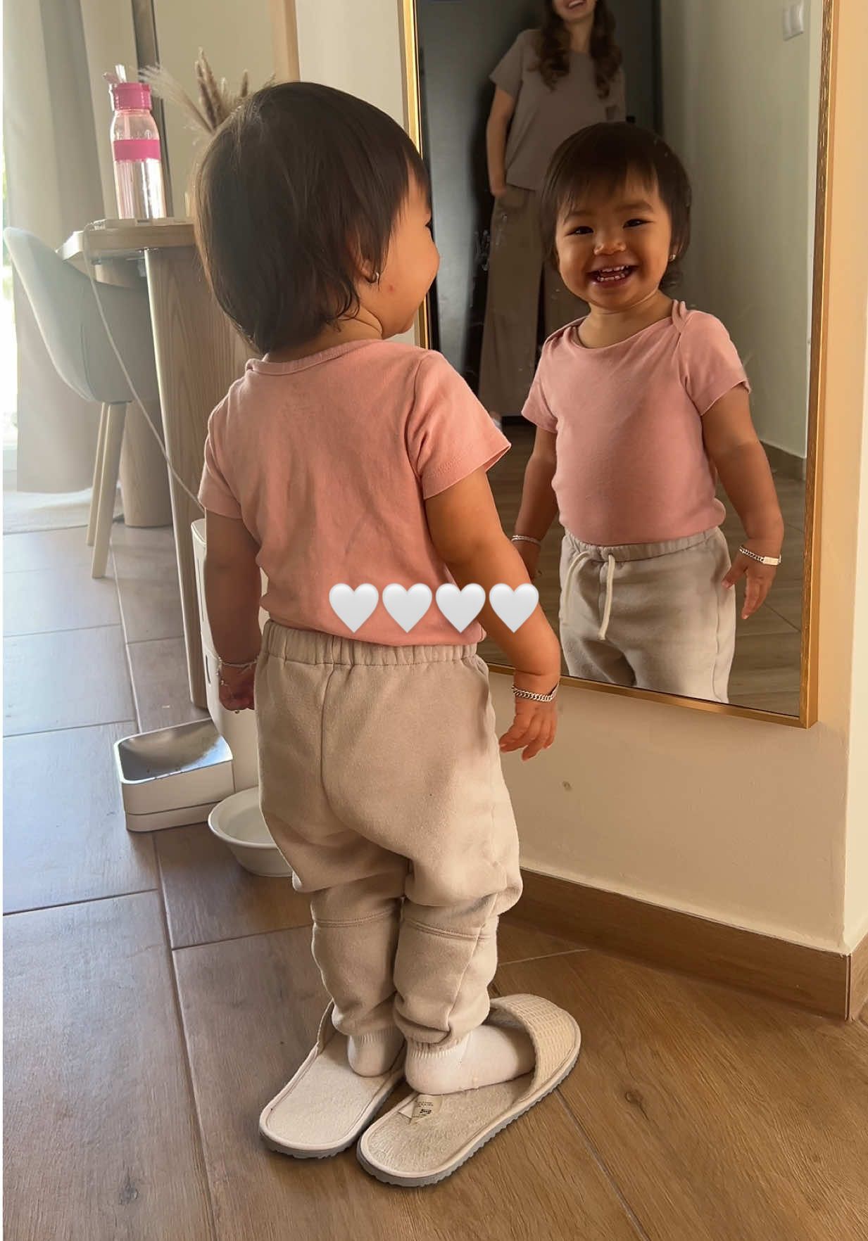 Imádja nézni magát a tükörben🥹❤️ #család #kislány #toddler #girlmom #familytime 