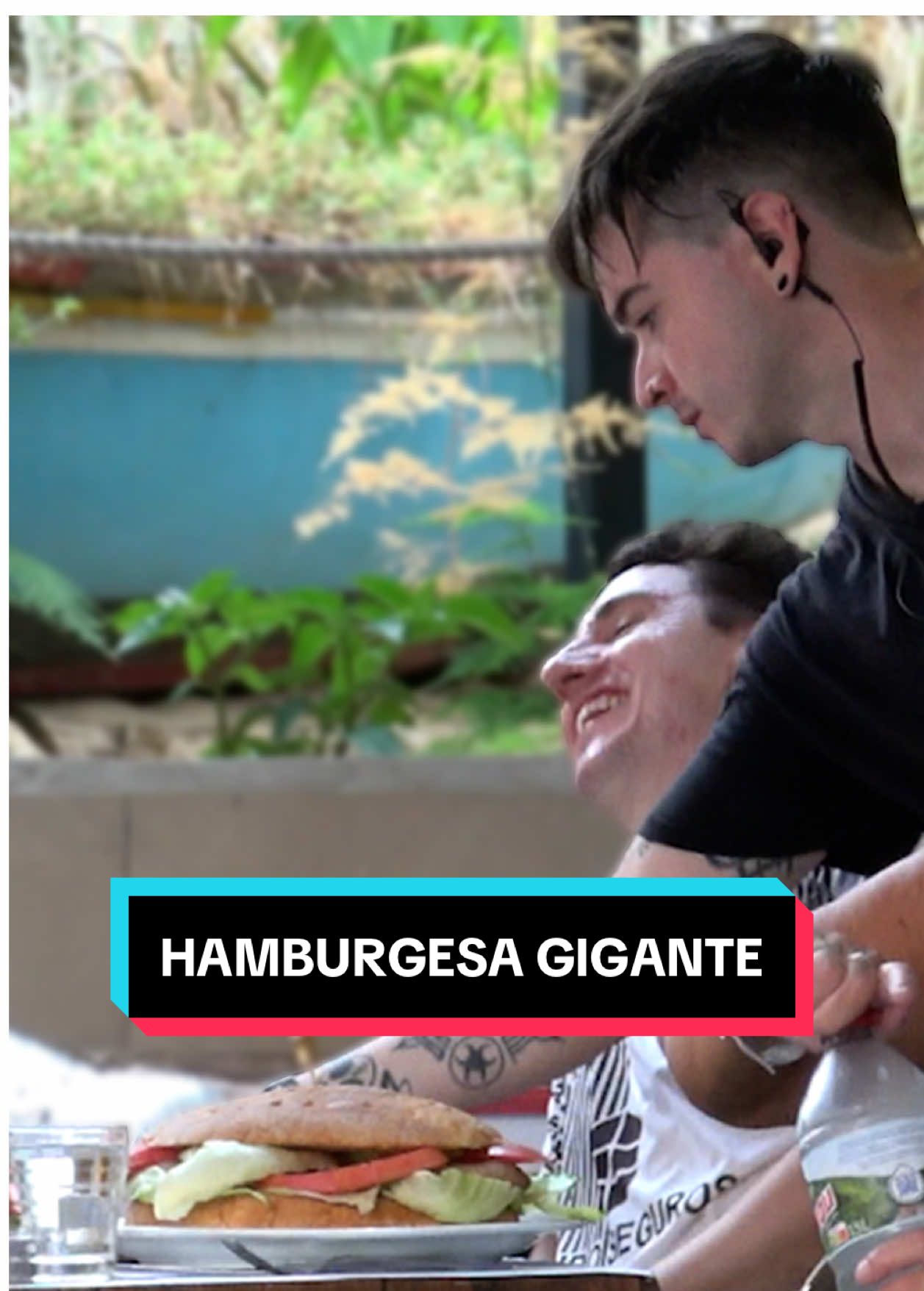 Sirviendo COMIDA GIGANTE en un RESTAURANTE 🍔🤩 CÁMARA OCULTA - Gracias a The Guiness Tavern Salou por dejame ser camarero por un día - #restaurante #comida #humor #risas #cocina 