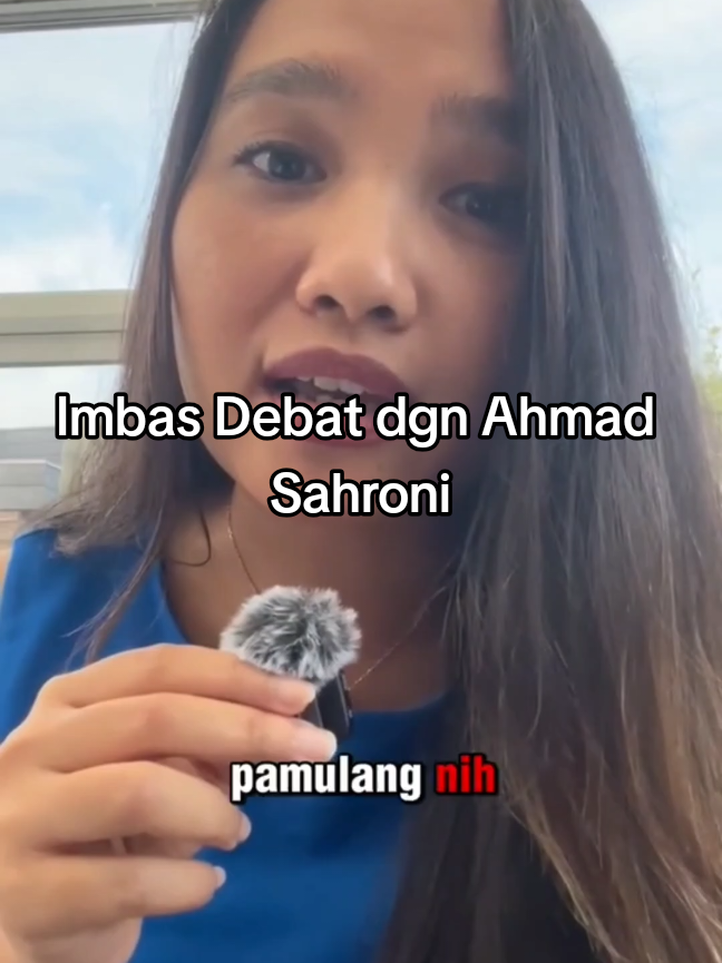 Salsa Erwina Hutagalung Kembali melontarkan pernyataan usai tantangan debat ke Wakil Komisi III DPR RI, Ahmad Sahroni. Dalam video terbarunya, Salsa yang tinggal di Denmark akan mengancam balik Ahmad Sahroni jika keluarganya diintimidasi. Dalam pengakuannya, Salsa menyebut mendapat informasi dari wartawan bahwa ada orang telah bergerak menuju Pamulang kediamanan orang tua. Wanita yang menorehkan prestasi di kancah debat internasional tersebut akan menghabisi Sahroni maupun Parlemen yang mengganggu keluarganya. Bahkan akan meminta bantuan internasional. la mengaku lulusan hubungan internasioanl menganggap mudah mendapat bantuan internasional jika perkara pengancaman dilakukan. Hingga saat ini, Sahroni belum merespons tentang kabar Salsa ini. Hanya saja, dalam unggahannnya di akun Instagram miliknya terakhir, la menegaskan tidak akan melayani ajakan debat dari Salsa. Sumber : @salsaerwina #salsaerwina #ahmadsahroni #salsavssahroni #debatahmadsahroni #bubarkandpr 