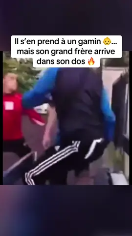 Un jeune racaille veut s’en prendre à un enfant sans défense. Mais quelques secondes plus tard, le grand frère arrive par derrière et remet les choses en place. Le karma frappe fort.                     #karma #justice #instantkarma #enfant #frère