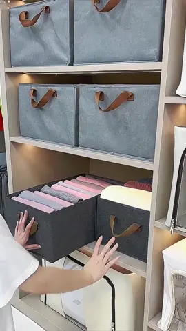 Organize seu guarda-roupa com nossas caixas de armazenamento: tecido resistente, fechamento seguro para proteger roupas de poeira, fácil de empilhar e economiza espaço. Ideal para saias, camisetas ou acessórios, mantendo tudo ordenado! #CaixaDeArmazenamento #GuardaRoupaOrganizado #EconomizaEspaco #ProtecaoContraPoeira #TikTokShopBacktoSchool