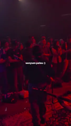 Senyum palsu di depan cermin :) #birubaru #onrepeat #tiktoksong #fyp 