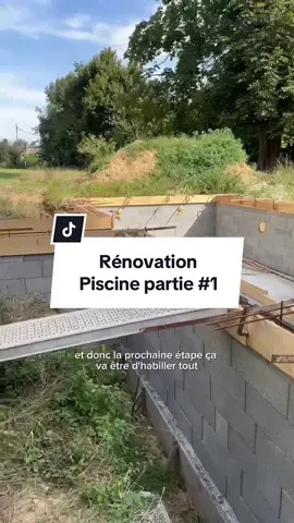 LA PISCINE EST PRESQUE TERMINÉE !  Bon, il reste encore pas mal de travail, c’est vrai, mais ça avance vite ! Déjà, une fois que le carrelage du Comptoir du Sol sera posé, ça aura vraiment l’allure d’une piscine et on pourra commencer à s’imaginer l’été prochain dedans ☀️🕶️ Au fait, vous en pensez quoi de ces carreaux ? Ils sont magnifiques, non ? 😻 • #renovationmaison #travauxmaison #rénovationmaison #rénovation #renovationproject      