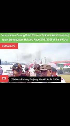 Kejaksaan Negeri Padang Panjang Musnahkan Barang Bukti Perkara Tindak Pidana Umum yang Telah Berkekuatan Hukum Tetap Padang Panjang, Sumbar – Kejaksaan Negeri Padang Panjang menggelar pemusnahan barang bukti dari perkara tindak pidana umum yang telah memiliki kekuatan hukum tetap (inkracht). Kegiatan tersebut berlangsung pada Rabu, 27 Agustus 2025, di halaman Kantor Wali Kota Padang Panjang, sebagai bagian rangkaian peringatan Hari Jadi Kejaksaan yang ke-80 tahun 2025. Kegiatan pemusnahan tersebut dihadiri dan disaksikan langsung oleh sejumlah pejabat penting, termasuk Wali Kota Padang Panjang, Hendri Arnis, BSBA., Ketua DPRD, Kapolres, Dandim 0307 Tanah Datar, Dan Secata B, Ketua Pengadilan Negeri dan Pengadilan Agama, Danyon B Pelopor Brimob Polda Sumbar, Kepala Kemenag, Kepala Rutan Kelas IIB, Sekretaris Daerah Kota, jajaran OPD, Camat, Lurah se-Kota Padang Panjang, serta berbagai unsur terkait seperti, Kasi Pemulihan Aset dan Pengelolaan Barang Bukti, Kasi Pidum, Datun, Intelijen, Pidsus, Kasubag Bin, Pramuka, pelajar, dan tamu undangan lainnya. Kepala Kejaksaan Negeri Padang Panjang, Adhi Setyo Prabowo, S.H., M.H., dalam sambutannya menegaskan bahwa pemusnahan barang bukti ini merupakan bentuk penyelesaian perkara tindak pidana umum secara tuntas, terutama dalam pelaksanaan eksekusi barang bukti sesuai putusan pengadilan yang telah berkekuatan hukum tetap. “Jenis barang bukti yang dimusnahkan meliputi narkotika jenis ganja dan sabu-sabu beserta alat hisapnya, serta barang bukti perkara tindak pidana umum lainnya seperti pencurian, penggelapan, penipuan, dan pencabutan. Semua perkara ini sudah diputus dan berkekuatan hukum tetap,” jelas Adhi Setyo. Ia juga menegaskan bahwa Kejaksaan tidak hanya berperan sebagai penuntut, tetapi juga eksekutor putusan pengadilan yang telah inkracht. Sementara itu, Kepala Seksi Pemulihan Aset dan Pengelolaan Barang Bukti, Rachmat Nurhidayat, S.H., M.H., menyampaikan bahwa pemusnahan ini merupakan hasil penanganan perkara dari Januari hingga Agustus 2025, dengan total 34 perkara.  