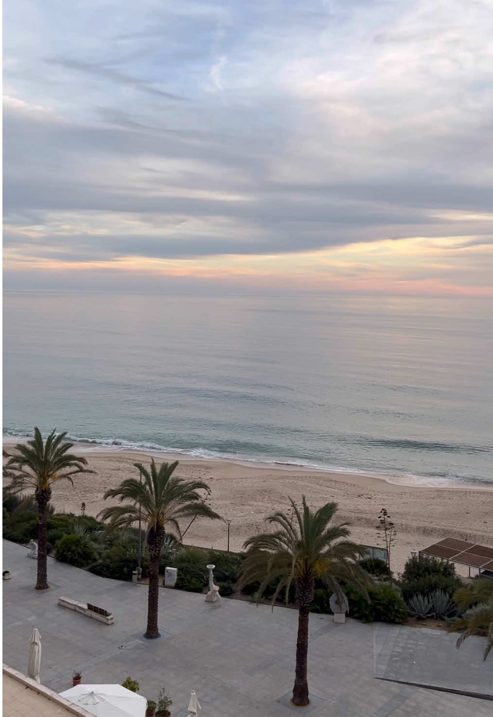 Sesimbra 🌴 Praia linda 🩵 #sesimbra #portugal #praia #pordosol 