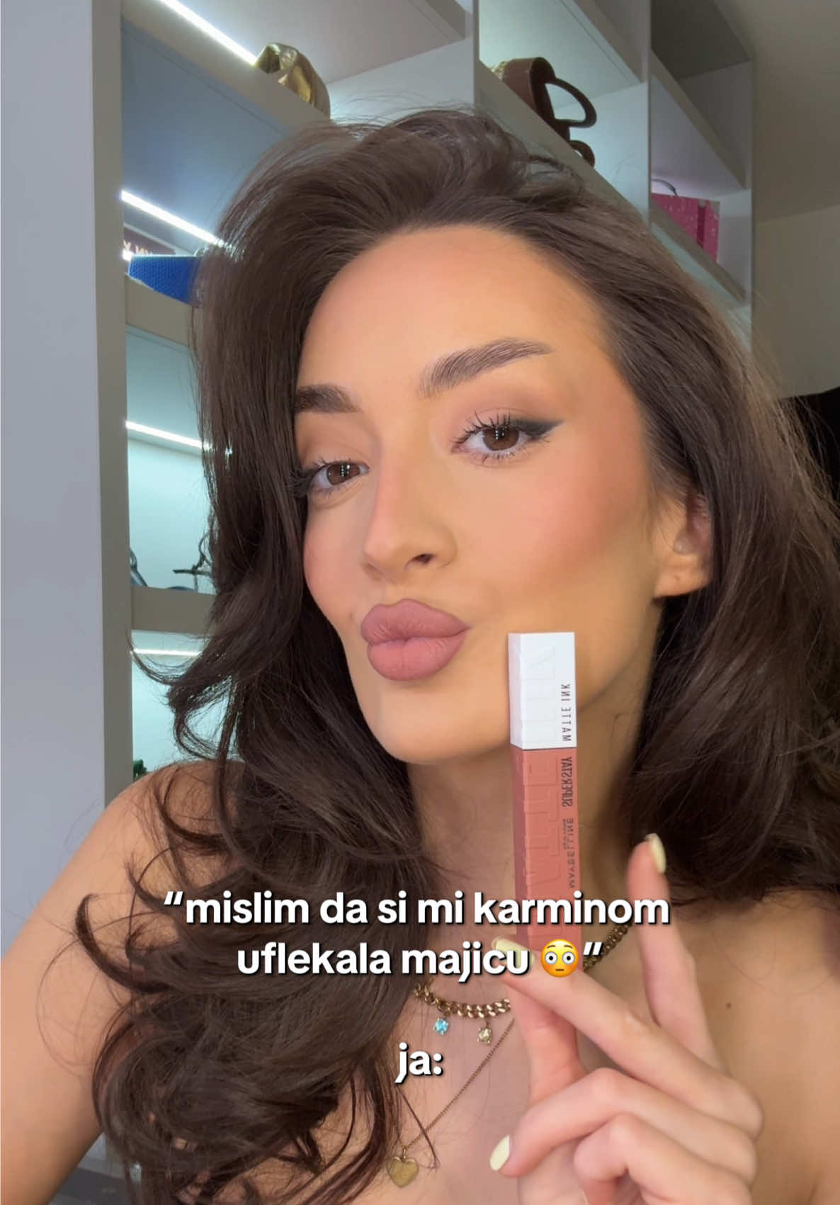 ako sam nosila ovaj sigurno nisam 😂 #mattelipstick #lipsticktutorial #maybellinesrbija #longlastinglipstick #makeupvideo 