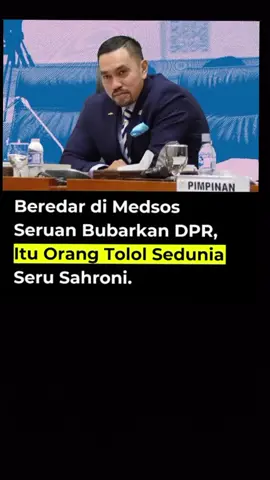 sombongnya Syahroni duduk di kursi empuk