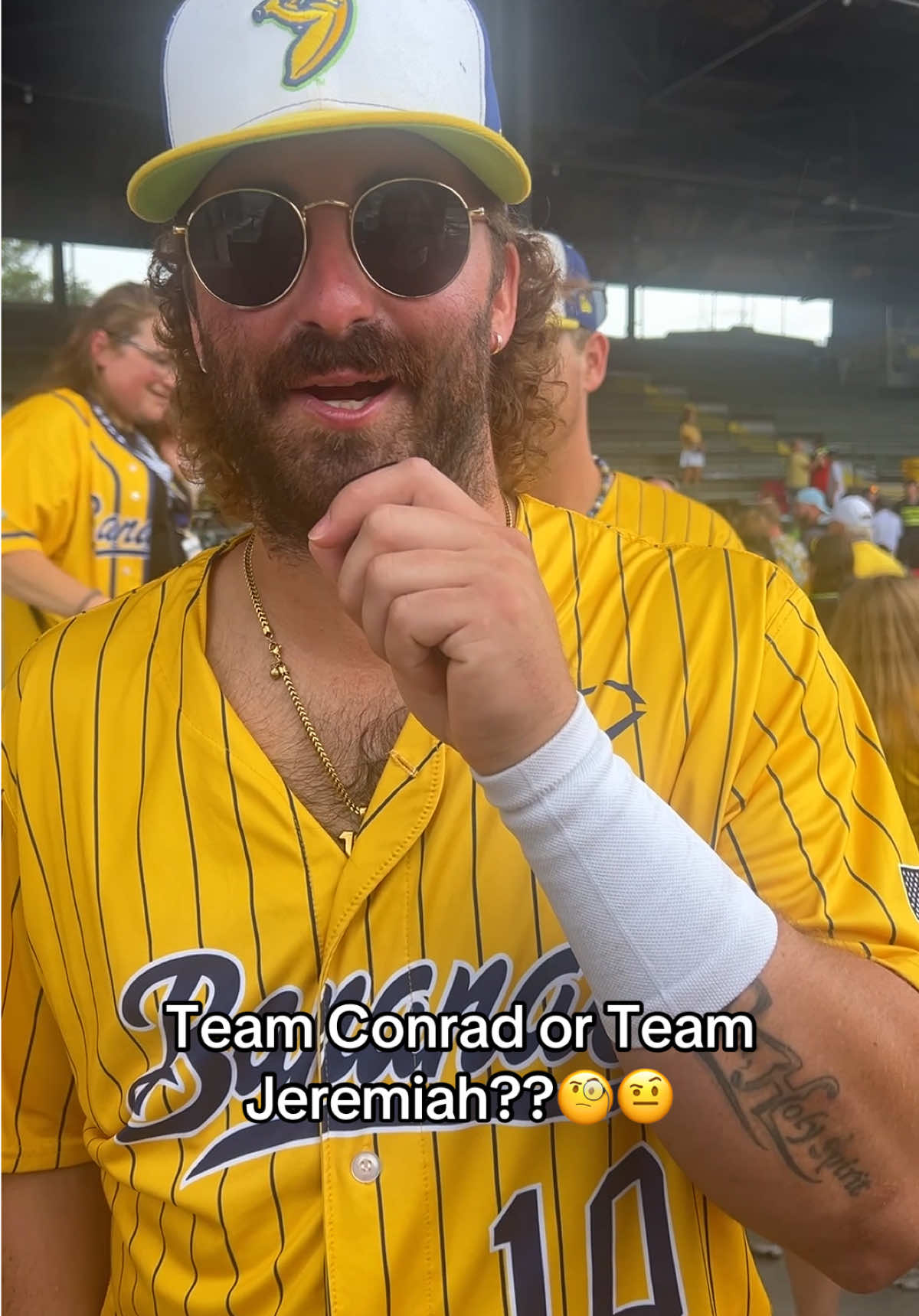 Can you tell half of them have never watched the show😫😫 #tsitp #thesummeriturnedpretty #savannahbananas #bananaball #teamconrad 