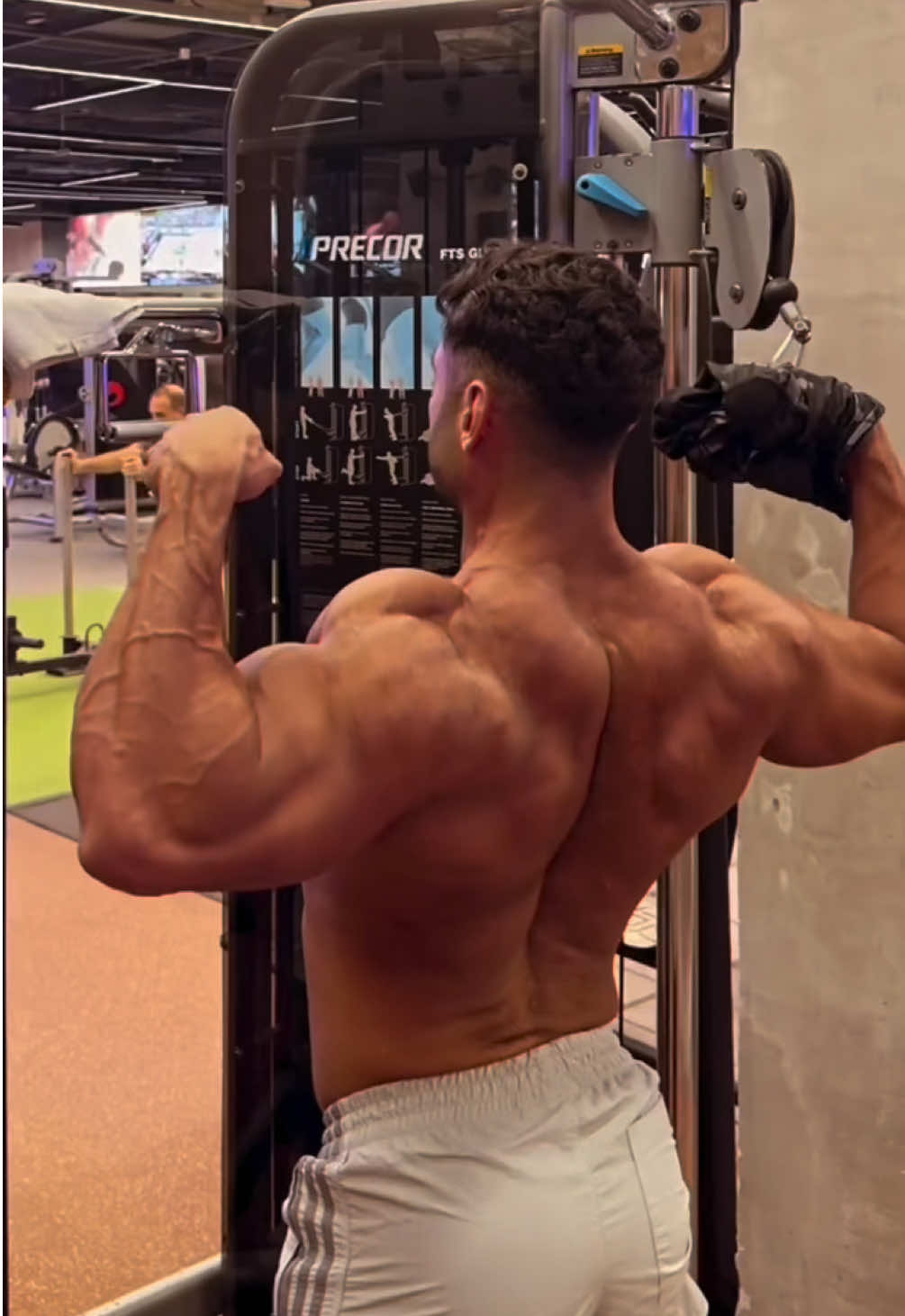 تحب التضخيم او التنشيف ؟😎💪🏻#فيصل_الفيصل #uae🇦🇪 #gymmotivation 