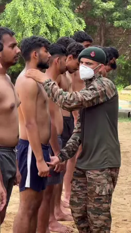 📌 Os rapazes estão em formação, sem camisa, de bermuda/shorts, e um oficial (uniforme camuflado, boina e máscara) está passando a mão pela região da barriga, cintura e descendo para a virilha. 👉 Isso não é um ato isolado, e sim um procedimento de inspeção física/médica. Em muitos exércitos (principalmente em países asiáticos, como Índia e Paquistão), durante o recrutamento ou exames físicos de academia militar, os instrutores ou médicos militares checam: 	•	Estrutura corporal geral (músculos, postura, presença de hérnias, varizes, deformidades). 	•	Região abdominal e inguinal – porque hérnia inguinal é comum e pode desclassificar o candidato. 	•	Genitais – para ver se há anomalias, inflamações, varicocele, criptorquidia (quando um testículo não desceu), entre outros problemas que podem comprometer a aptidão física. ⚠️ Repara que o toque é rápido e superficial, mais para verificar se há alterações visíveis ou palpáveis. ⚠️ Esse tipo de exame é feito em grupo para agilizar, mas em alguns lugares pode parecer estranho porque não estamos acostumados a esse protocolo.