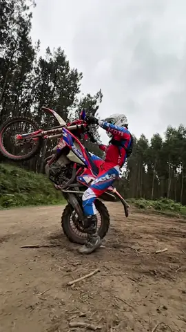Practicando, fallando, aprendiendo…  y disfrutando 🤠 Primeros intentos de 180° en caballito 🎠 Poco a poco van saliendo mejor…  Próximo reto, los 360° 👀 @maxigassperformance @scorpionexo_eu @daniel_mellinas @scorpionexo @fusportboots @fusportspain @insta360 @mots.pro @myprotein @myproteines #enduro #endurolife #motocross #motocrosslife #motocrossgirl