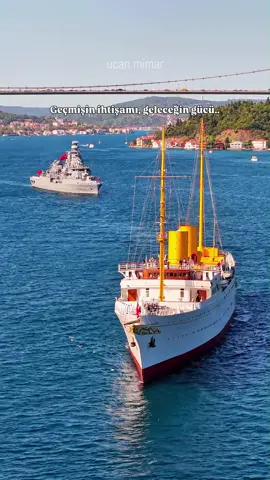 Denizlerin ihtişamı iki kuşakta buluşuyor… Önde Cumhuriyetimizin şanlı yadigârı Savarona, arkada yerli mühendisliğimizin gururu, geleceğin bekçisi yeni nesil savaş gemimiz. Biri geçmişimizin ihtişamını hatırlatıyor, diğeri yarınlarımızın gücünü müjdeliyor. Mavi Vatan’da tarih ve gelecek yan yana akarken, bizlere tek bir şey söylüyorlar: 👉 ‘Bu bayrak dalgalandıkça, denizler bize emanettir.’ 🇹🇷⚓️ #türkiye #bayrak #teknofest #savarona #gemi 