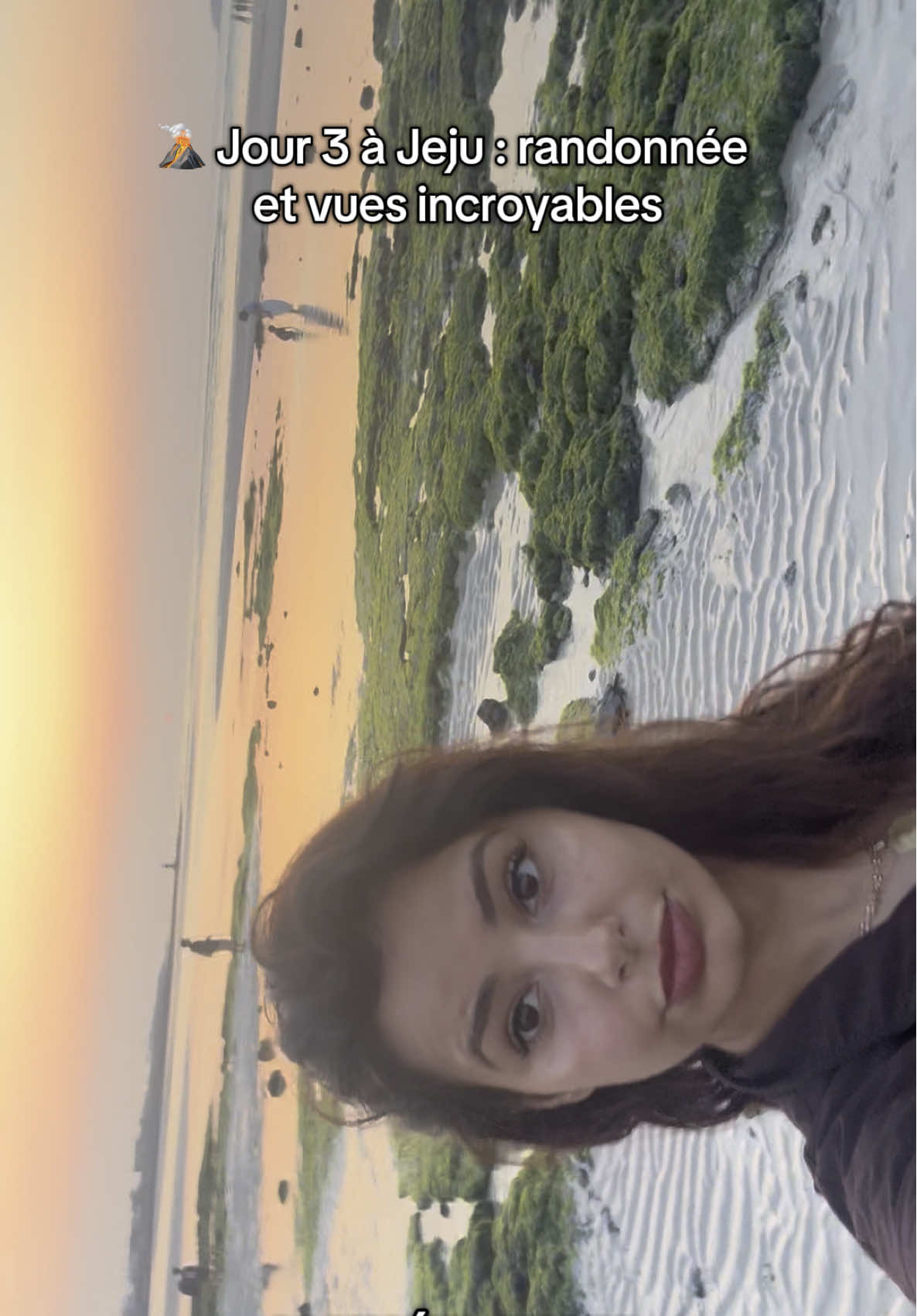 Jour 3 à Jeju ✨ Aujourd’hui, on a exploré Seongsan Ilchulbong, ce célèbre cône volcanique au panorama incroyable sur l’océan et l’île 🌊. La randonnée était accessible mais tellement belle, et j’ai même aperçu un petit crabe sur la plage 🦀 ! Ensuite, on a dégusté des fruits de mer frais avec vue sur la mer 🍤, puis on a profité d’un coucher de soleil magnifique sur la plage 🌅. La soirée s’est terminée par un restaurant coréen traditionnel (le tofu n’était pas mon favori 😅) et un moment de relaxation au jacuzzi pour bien se détendre 💆‍♀️✨ #jejuisland #Vlog #coreedusud #fypツ 
