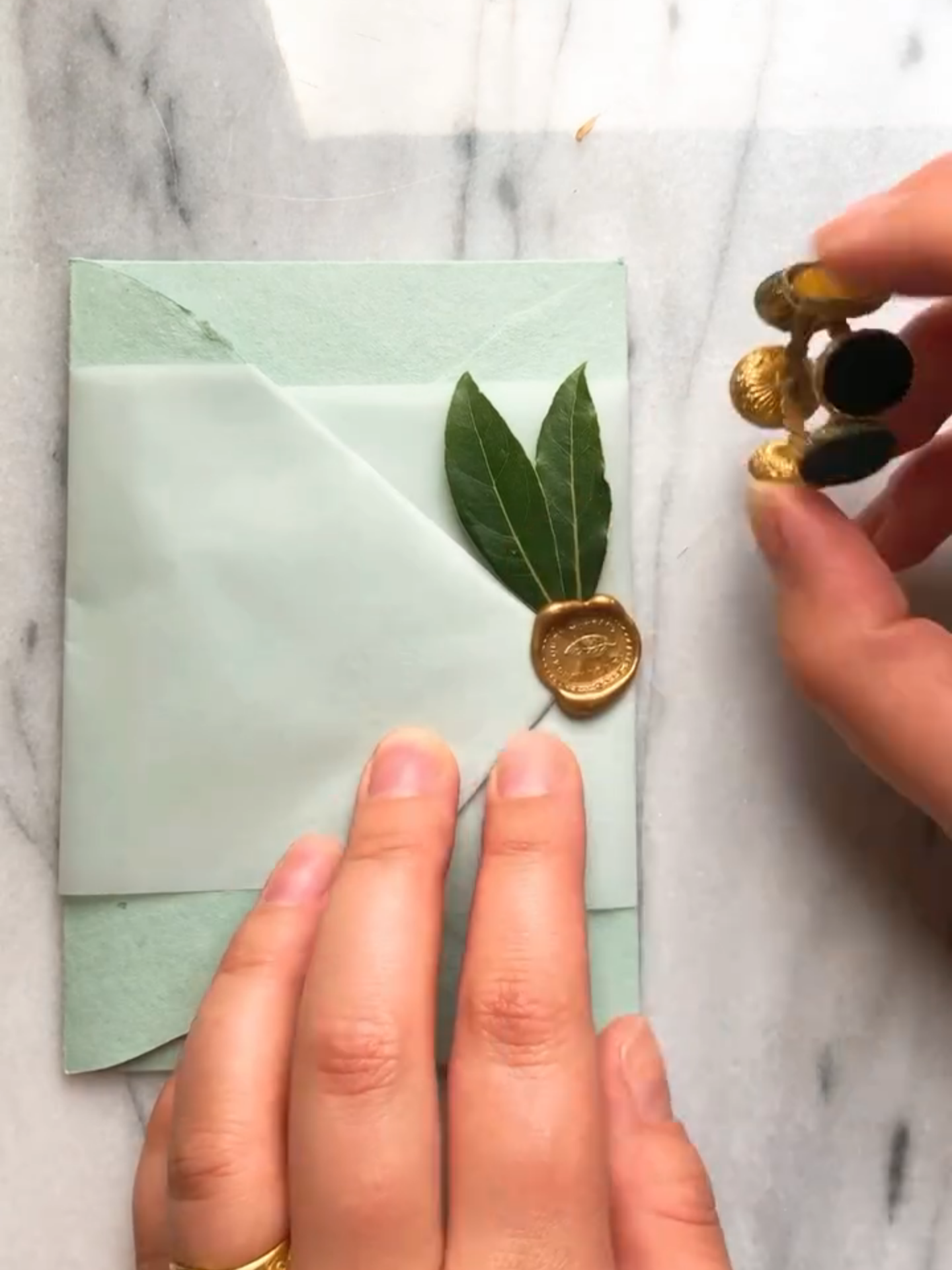 Art in the smallest of details 🌿 @kathrynhastingsco #wax #stamp #waxseal #creativearts #letter #artist #artwork #artdaily