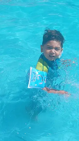 اني اغرق 😂 #شعب_الصيني_ماله_حل😂😂 #lebanontiktok #explore #سباحة🏊‍♂️ #مسبح 