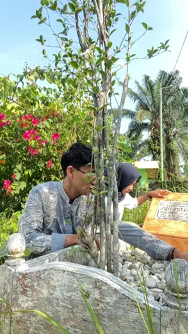 Hai kak? Sdikitpun aku tidk bicara sepatah kata pun di hadapan rumahmu bersama adik kecilmu,kak?jika aku katakan pada adik laki laki mu ini mungkin dia akan menangis,aku tak ingin dia menangis di hdpaan mu kak. Kak aku tidk mngatakan apa pun disaat membersihkan rumah mu untuk kedua kalinya,aku melihatmu ada di sampingku bhkan hatiku mampu berbicara dengan mu,aku hnya meminta sampaikan ke pada tuhan aku sekedar perempuan baru dlam hdup adikmu meminta doa beri anak perempuan ini bisa menyelesaikan kuliahnya sdkit lagi aku tak tau akan kaka sampaikan atau tidk kdpa tuhan tapi wjah mu hnya trsenyum manis:) Kak?smoga ya?aku bkn perempuan pertama di hati adik kecilmu bhkan ak tau ak bkn perempuan pertama yg di bawa untuk bertemu di rumah mu,tapi bantu anak perempuan ini bisa menjadi perempuan yg lbh baik untuk adikmu dan ayah bunda mu ya kak?🥹 Aku tau harapan ayah bundamu kepda kaka semasa masih dsni sblm ak mengenalmu bhkan adikmu,kak izinkan perempuan ini mewujudkan mimpi mu ya kak bisa mnjdi seorg dokter itu🥹 kak perempuan yg berasal dr org lain ini punya cita cita sma spertimu tapi aku tak pernh yakin,tapi aku punya adikmu dsn ayah bundamu kak yg sllu berhrap ak bisa berhasil dgn mmpi itu🥹🥀 Kak maaf ya bukan ak ingin mengantikan posisi mu sebagai anak ayah bunda,tapi setidknya aku berusha bisa mengobati rasa rindu  mreka padamu melewati aku:) Maaf kak jika aku gagal mnjdi perempuan trbaik untuk seisi rumah pun terutama untuk adik kecilmu,kak bole sekali sjaa hampiri mimpi adikmu?katakan pada adikmu ya kak “Tolong jgn skiti perempuan ini” 🙌🏻🥀 Kak?tolong sampaikan pada tuhan dsna ya apa yg aku sampaikan di hadapan mu tadi🙌🏻🥀🥹  #fypシ゚ 