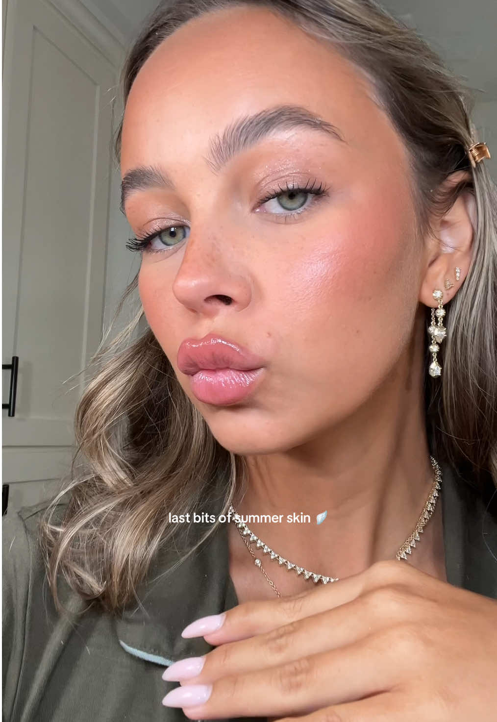 love my summer makeup sm 🥲 started with vanicream @MERIT Beauty spf tint @Lancôme concealer @Saie dew bronze @Charlotte Tilbury cherry glow blush + powder @Hourglass Cosmetics bronzer @Kosas blush in thrill @MakeUpForEverUSA lip liner @Summer Fridays pink guava lip balm 